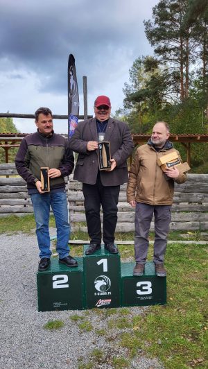pierwsze miejsce na podium Za wygranie dystansu 800 m na L (50) zawodach ogólnopolskich w F-klasie w Skarżysku Kam. rezultatem 100/100 pkt. w kat. Snajper OPEN, 2 Mirek Małek i 3 Ryszard Srokosz koledzy z klubu Legia Warszawa sekcja strzelecka.